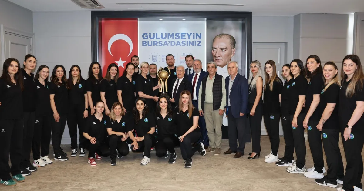 baskan-bozbeyden-sampiyon-hentbol-takimina-ovgu-4ddwO8h8.webp