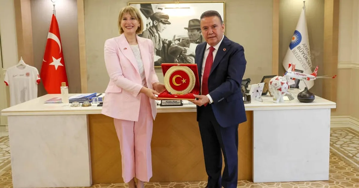 birlesik-krallik-turkiye-buyukelcisi-baskan-muhittin-boceki-ziyaret-etti-AOMgBPNE.webp
