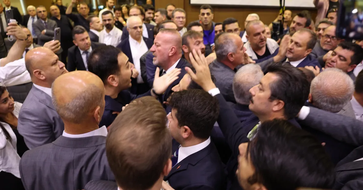 bursa-buyuksehir-meclisinde-gerginlik-baskan-bozbeyden-saldiriya-kinama-bXyk3mjl.webp