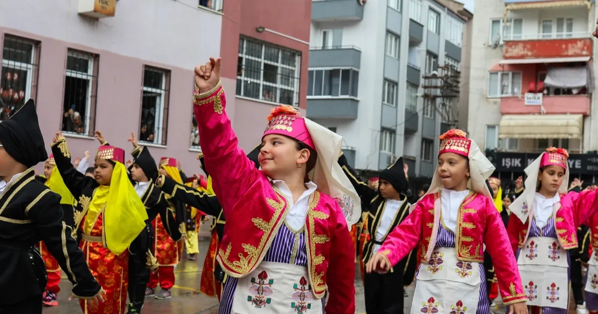 bursa-gemlikte-1470-ogrenci-sanatla-bulusuyor-KhKS5vcC.webp