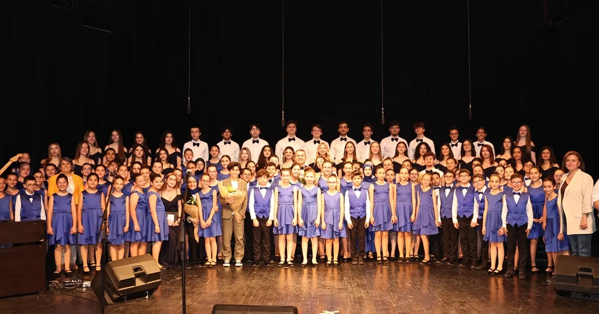 bursa-nilufer-cocuk-ve-genclik-korolari-yil-sonu-konserinde-buyuledi-pDL8LURH.webp