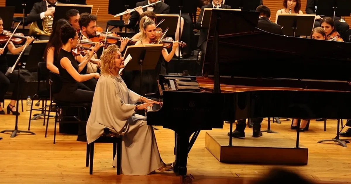 bursa-nilufer-senfoni-orkestrasi-ilk-konserinde-gulsin-onayi-agirladi-58S3YwSJ.webp