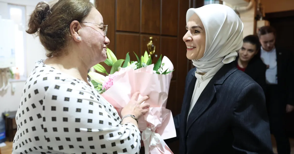devlet-korumasindaki-cocuklarin-gonullu-annesine-bakan-goktastan-ziyaret-SczaERMA.webp