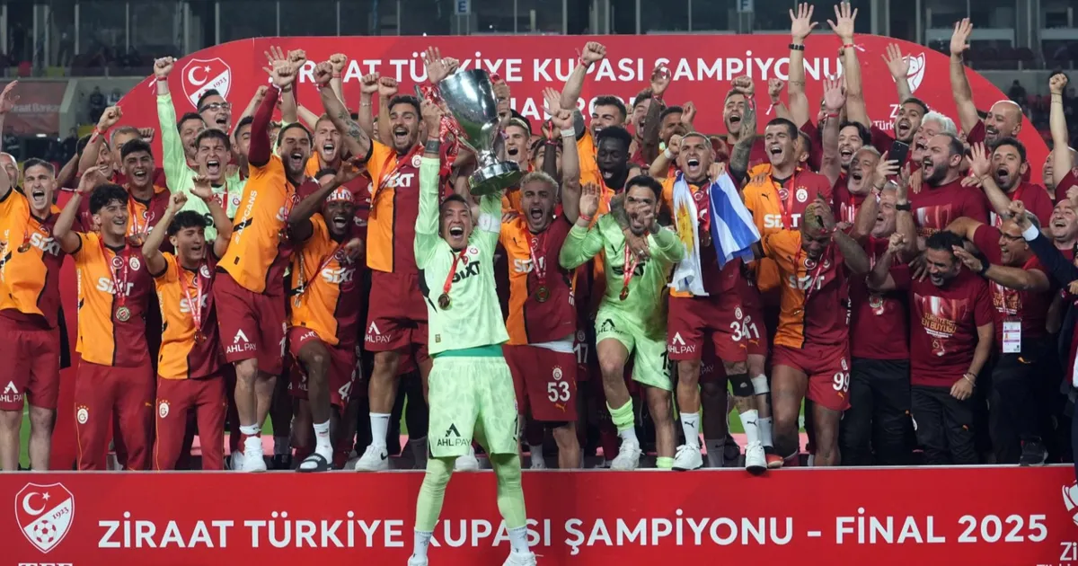 galatasaray-kupayi-coskuyla-kaldirdi-Ju8qUKYY.webp