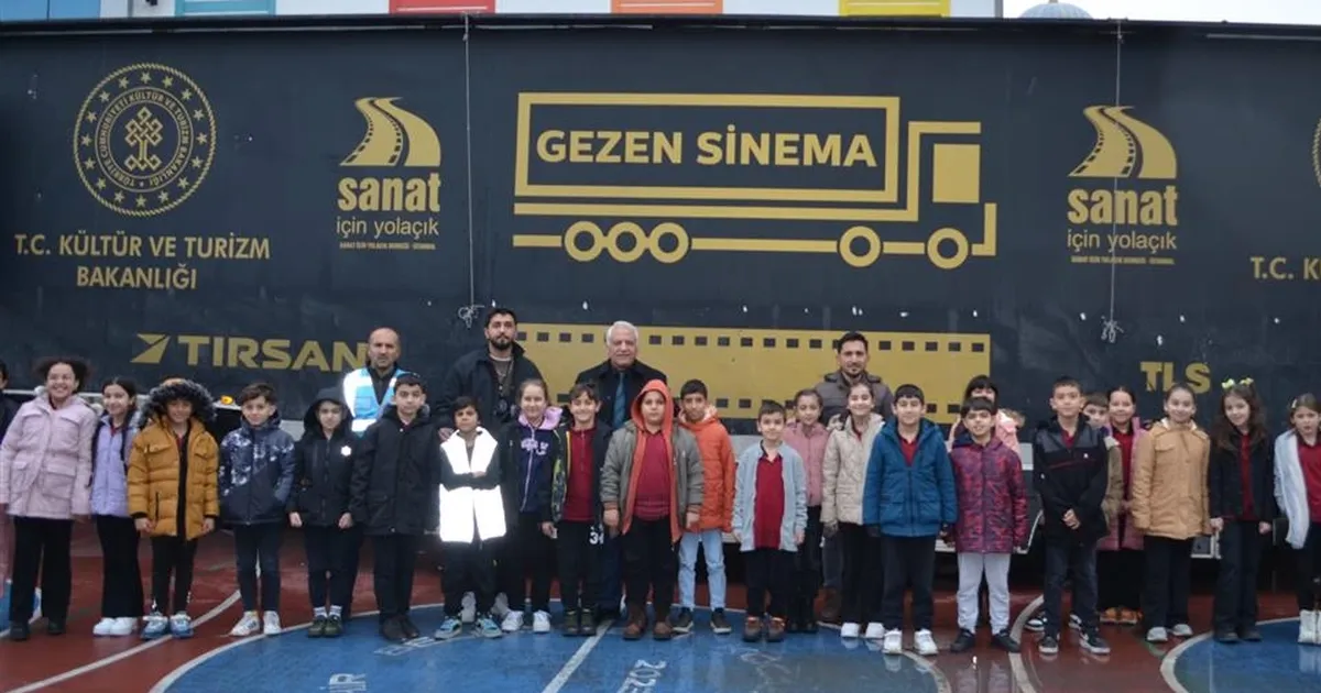 gezen-sinema-yuzlerce-duragin-heyecani-oldu-sinemanin-rotasi-baskentten-doguya-oldu-rCu8eAEf.webp