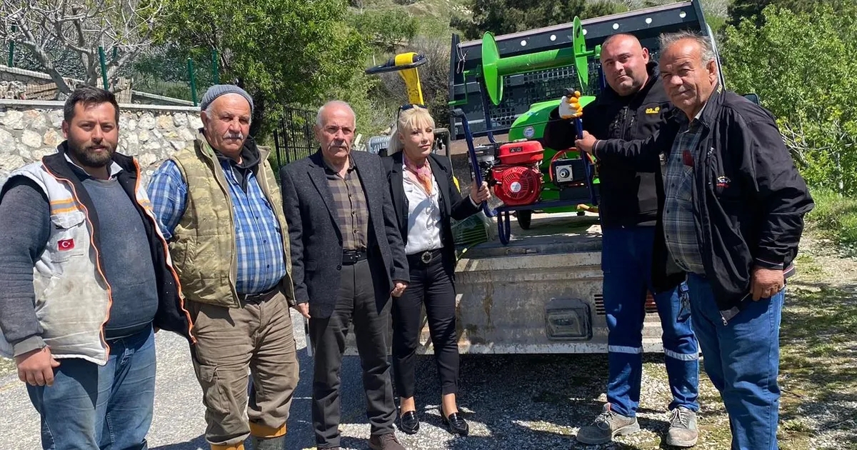 izmirde-ciftcilere-destek-ilaclama-makinesi-hediye-edildi-T7B6fWuE.webp