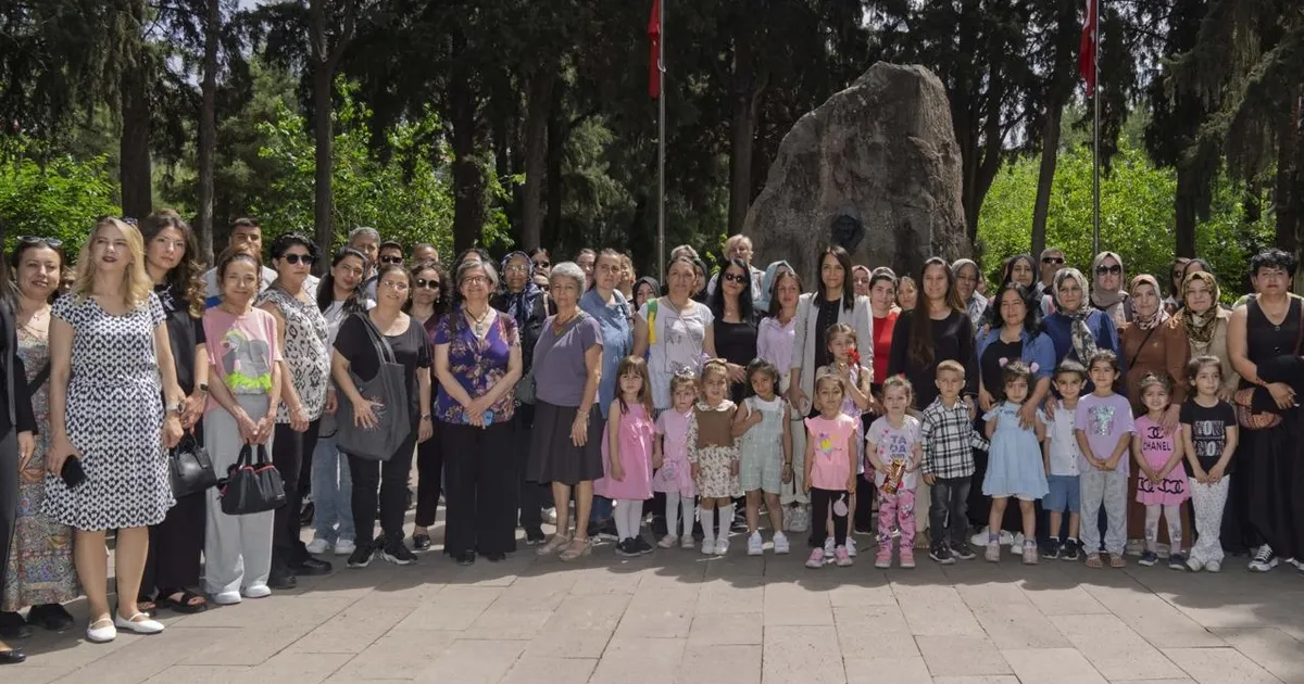 izmirli-annelere-en-ozel-kutlama-wbLAVWDP.webp