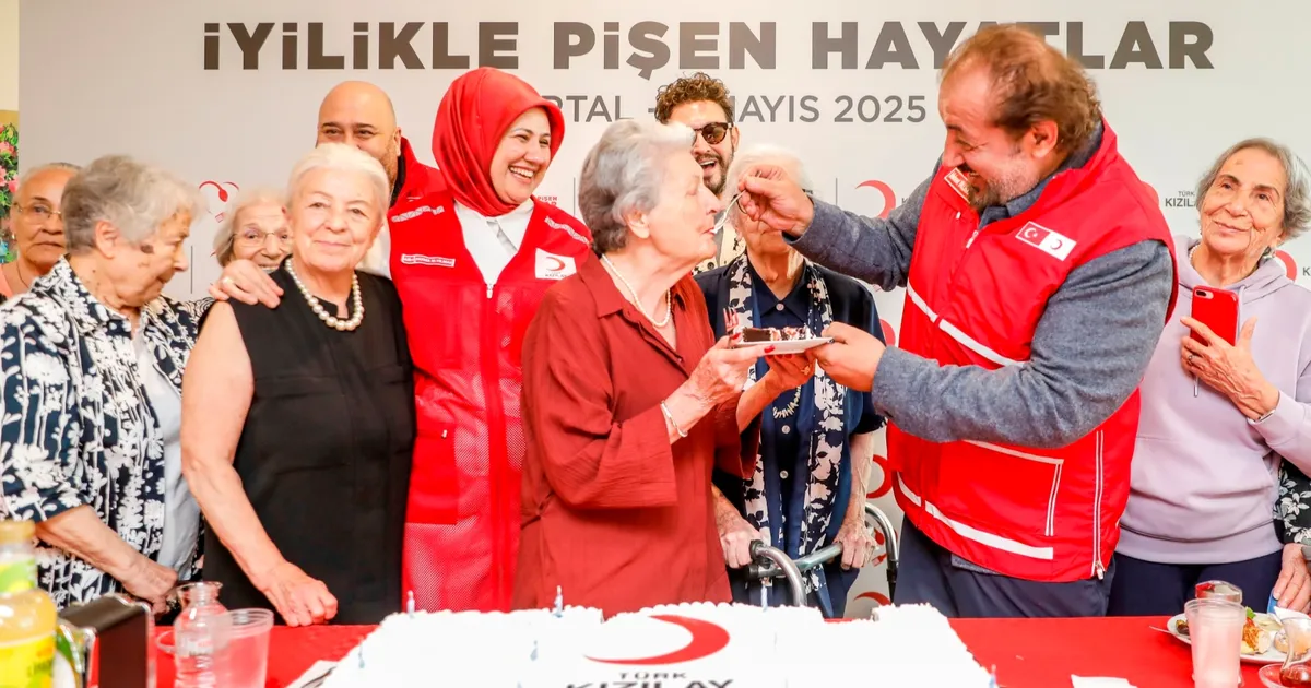kizilaydan-anneler-gunune-ozel-kutlama-fDCTW3H9.webp