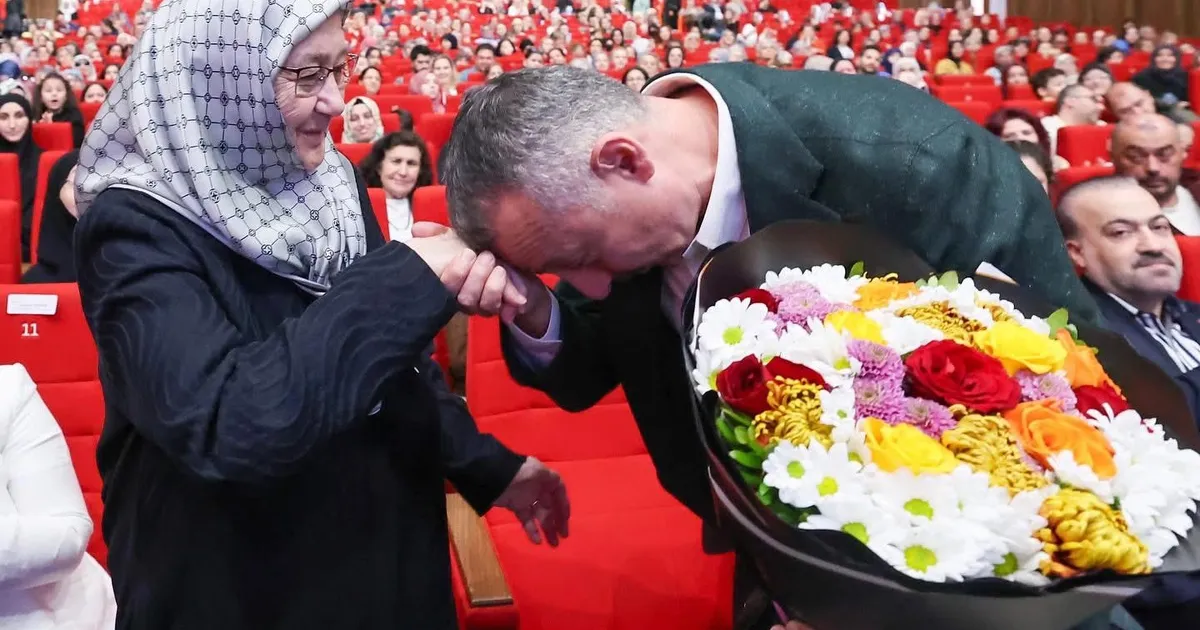 kocaelide-baskan-buyukakindan-annesine-cicekli-kutlama-Oe2hdjqy.webp