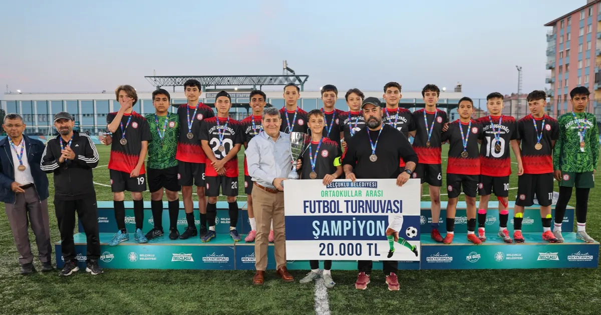 konya-selcukluda-ortaokullarin-futbol-heyecani-6PMdthNX.webp