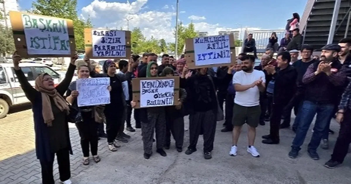 kumluca-pazaryerinde-esnaf-belediye-gerilimi-mrd8O9LE.webp