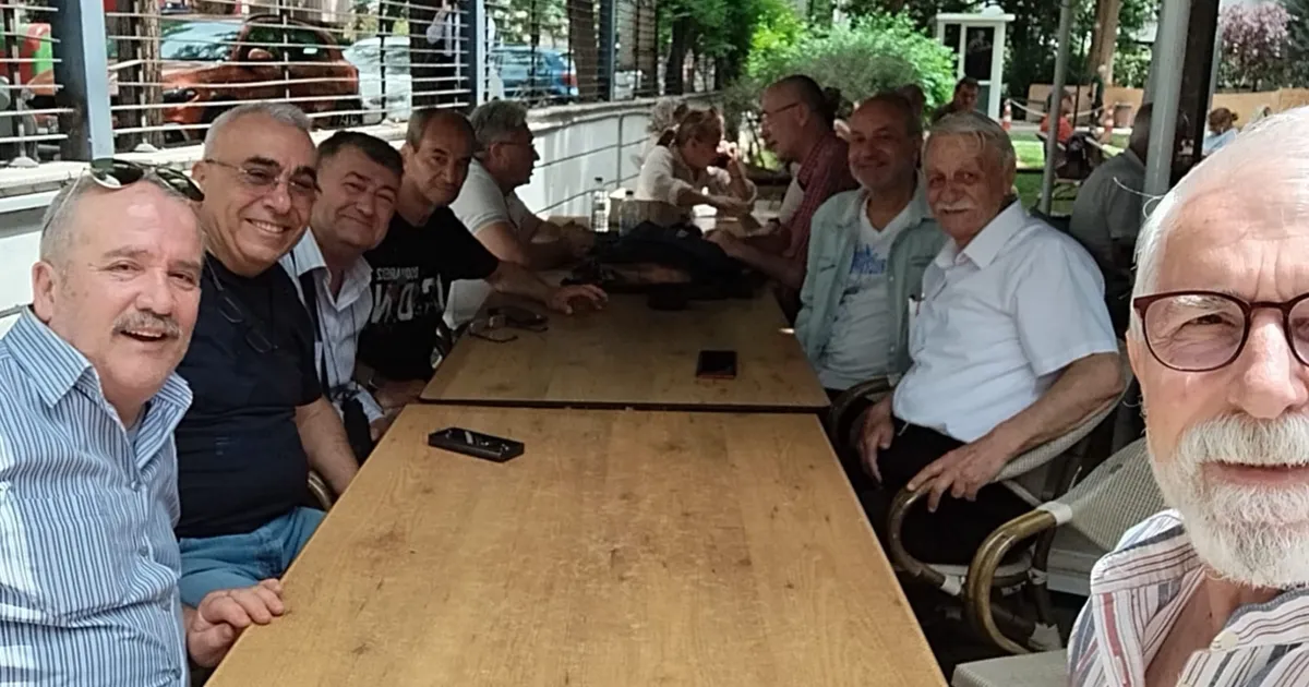lise-arkadaslari-42-yil-sonra-bir-araya-geldi-l25XJpyz.webp