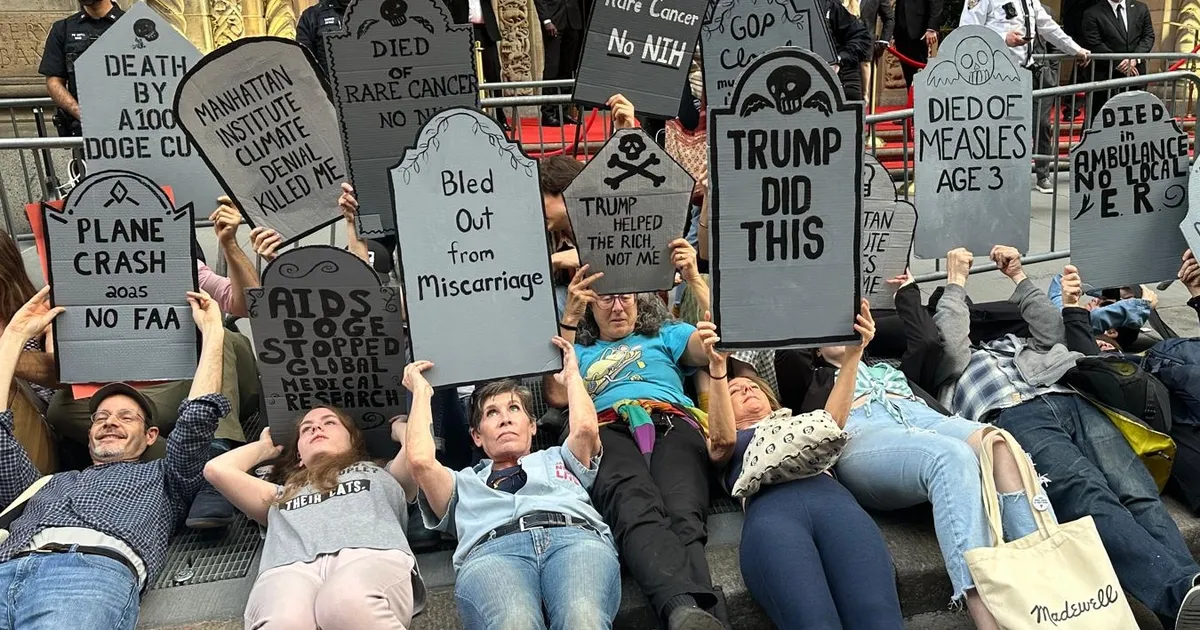manhattanda-milyarder-galasina-protesto-soku-ykO9x7AC.webp