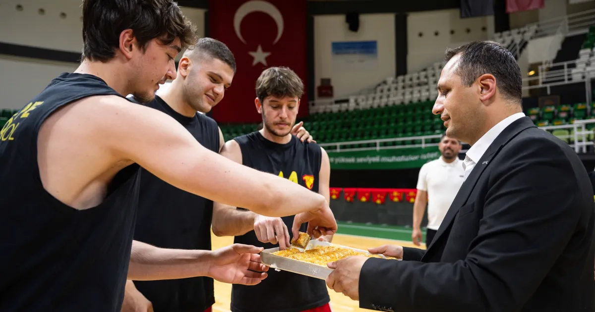 sari-kirmizili-ekip-sampiyonluk-macina-bornovada-cikiyor-JpuTPvsw.webp