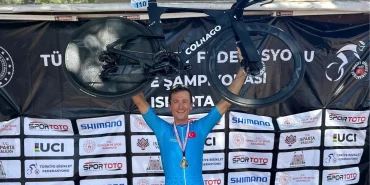 Mudanya'nın bisiklet sporcusu zirveye pedal çevirdi