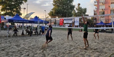 Kocaeli Gölcük'te kum üzerinde şenlikli turnuva başladı