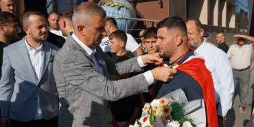 Gölcük Belediyesi başpehlivanına kutlama
