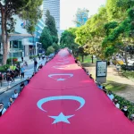 İzmir’de sessiz saygı: 350 metrelik Türk Bayrağıyla Zafer yürüyüşü