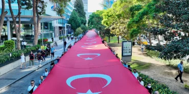 İzmir’de sessiz saygı: 350 metrelik Türk Bayrağıyla Zafer yürüyüşü